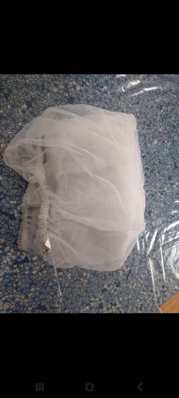 Une moustiquaire  pour  lit à barreaux