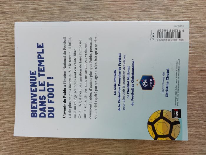 Livre jeunesse "Clairefontaine L'école des Bleus T6 Grands espoirs" football - photo numéro 2