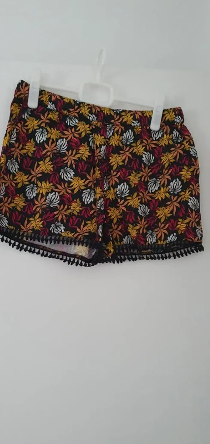 Short à motif feuille