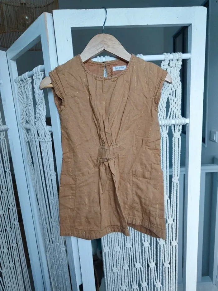 Robe marron et dorée