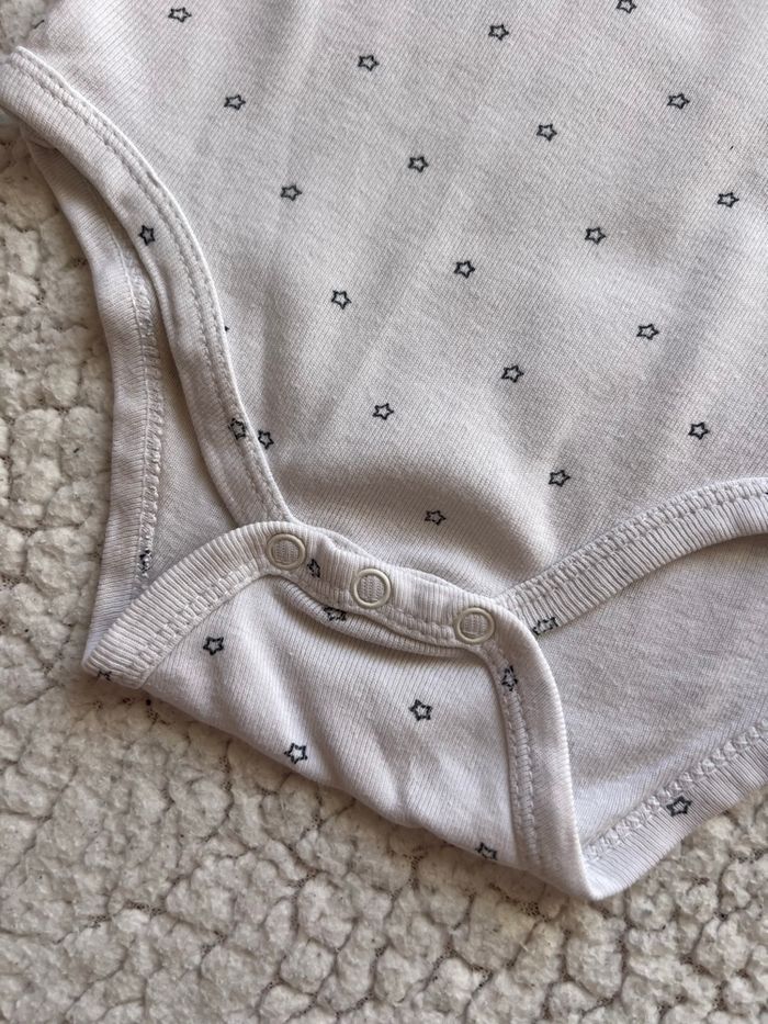 Lot de 2 bodies blancs taille 18 mois Kiabi - photo numéro 4