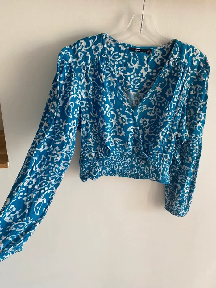 Blouse courte en cache cœur kiabi bleu et blanc