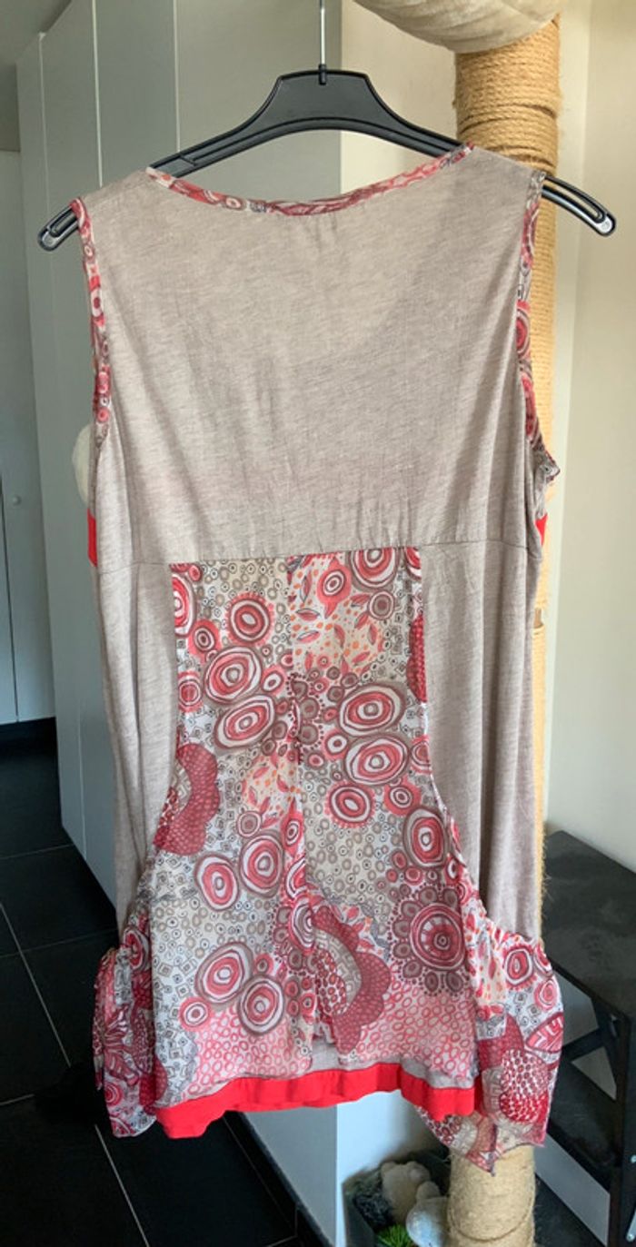 Top gris et tons de rouges Mado et les autres taille 46 48 très bon état - photo numéro 2