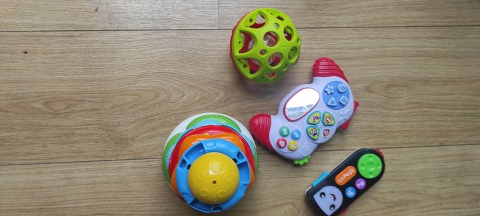 Lot jouets bébé