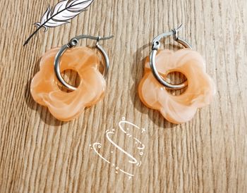 1 paire de créoles avec PERLES motif fleurs