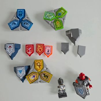 Lego Nexo Knight 15 boucliers + personnage