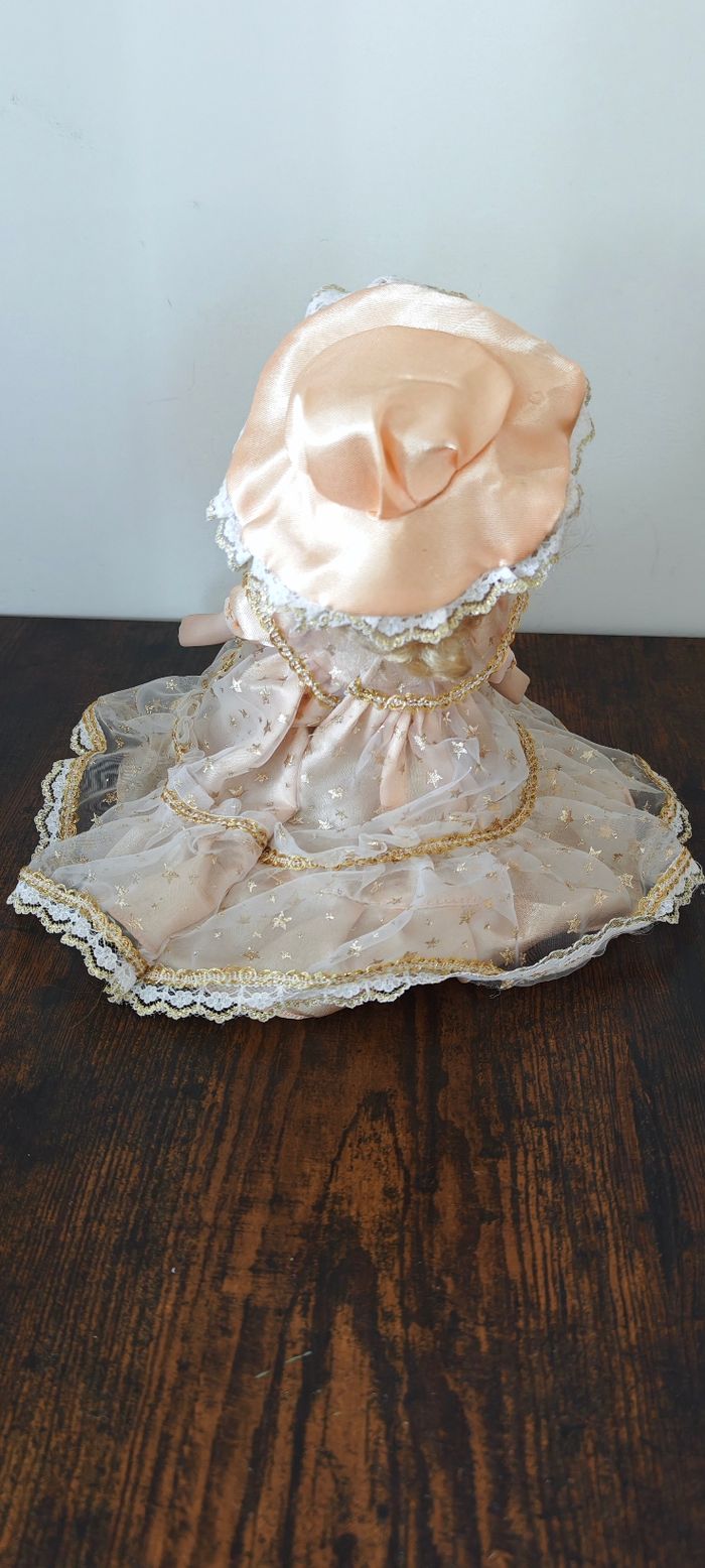 Poupée porcelaine musicale et tourne - photo numéro 2