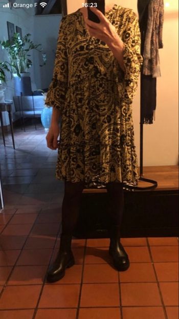 Robe ample noire et jaune  courte