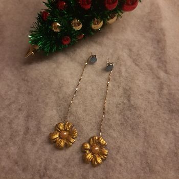 Boucles d'oreilles pendante avec pâte polymere fleur doré
