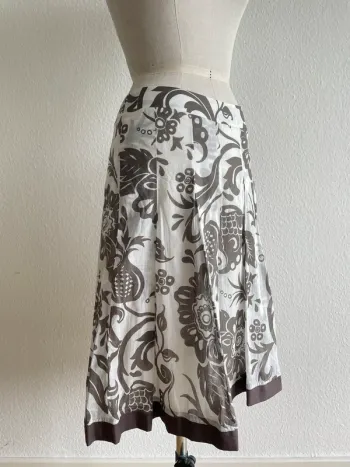 Jupe blanche à plis Bandolera, motif gris