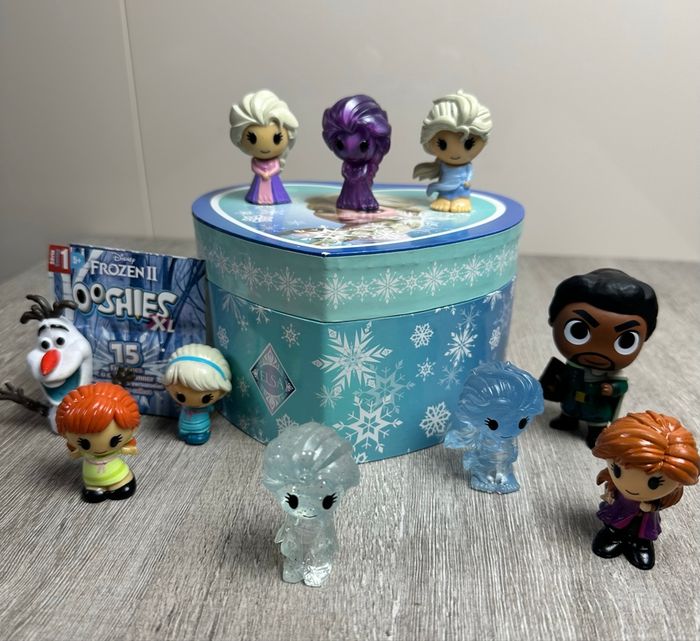 Lot Ooshies Frozen II et boîte de rangement reine des neiges - photo numéro 5