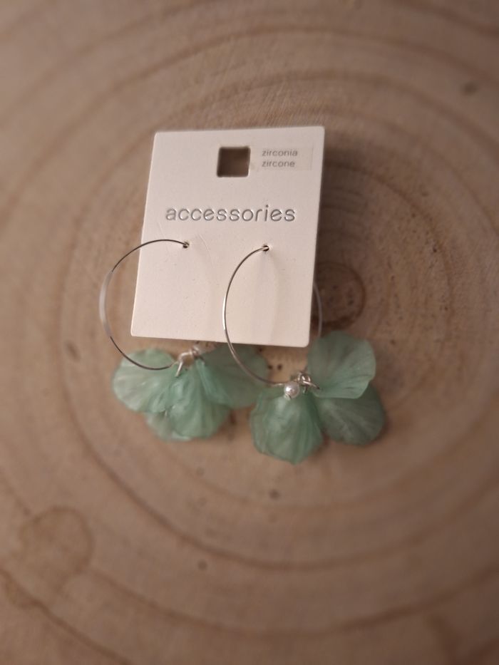 Boucles d'oreilles anneau et pétales de fleur vert d'eau