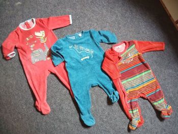 Lot de  3 Pyjamas une pièce , hiver,  polaire  bébé garçon 6 mois, rouge, bleu, motif