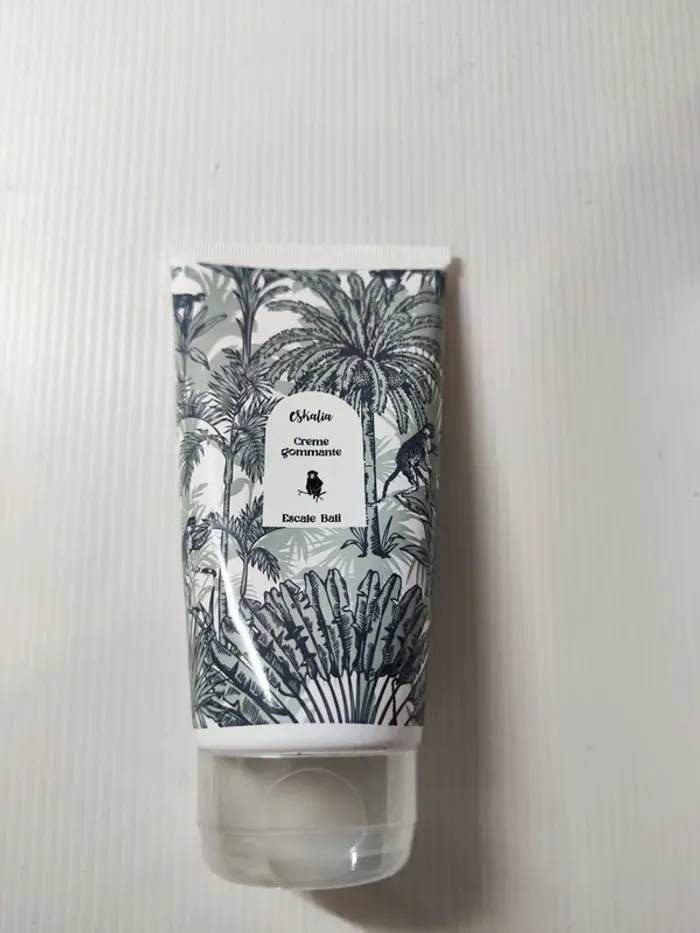Eskalia crème gommante escale bali 150 ml valeur 20€  à utiliser 8 mois après ouverture