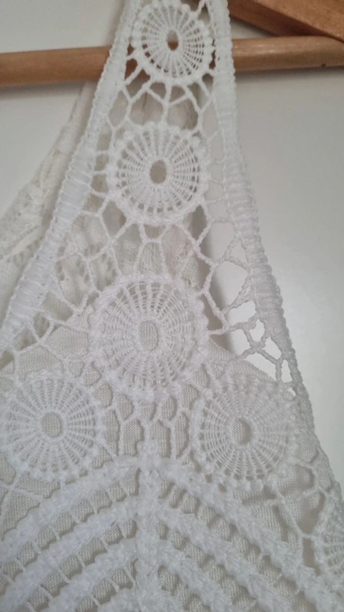 Robe blanche à bretelles en crochet et dentelle - photo numéro 7