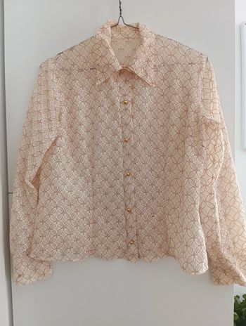 Chemise guipure écru surpiqûres marron bouton dorés.
