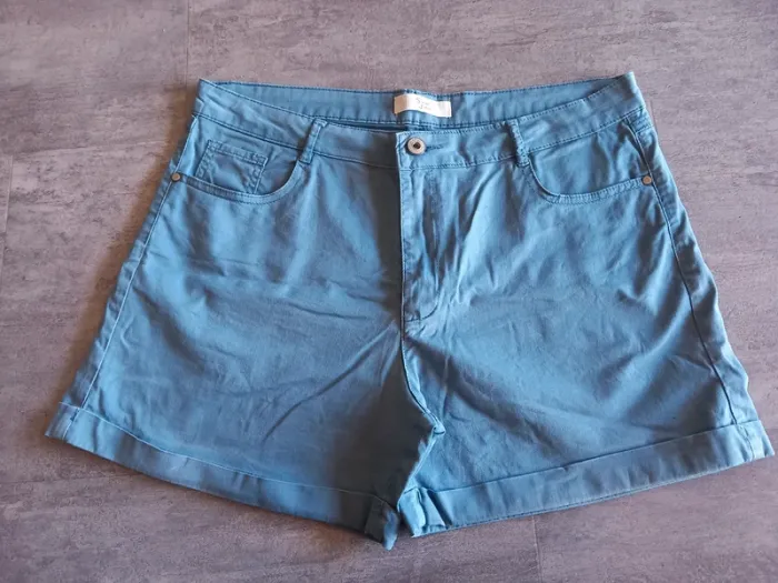 Short femme Sarah John T42.