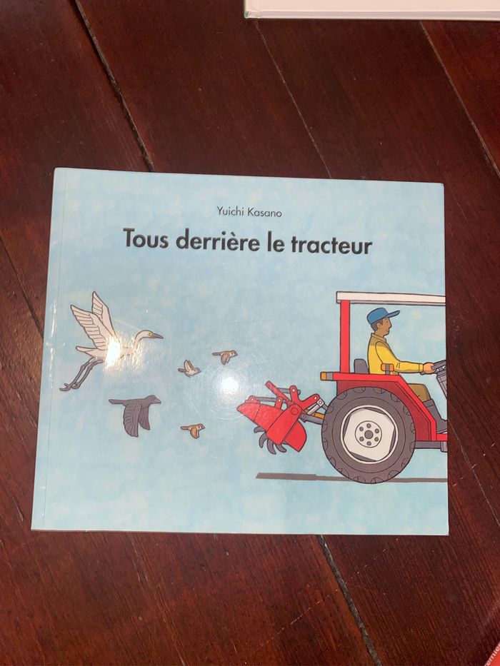 Livre tous derrière le tracteur