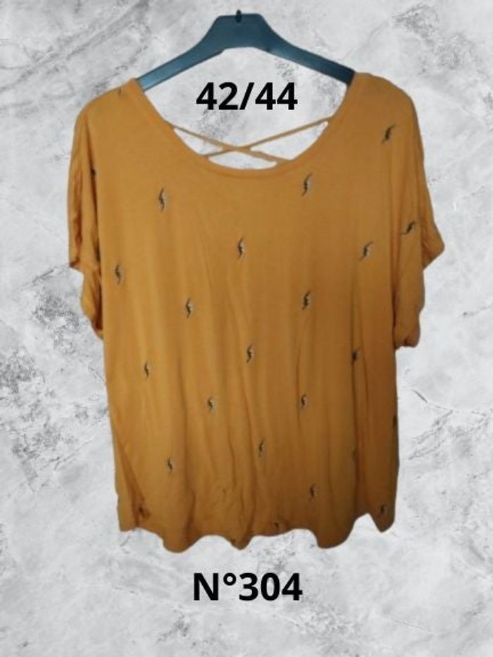 N°304 T-shirt moutarde T42/44.