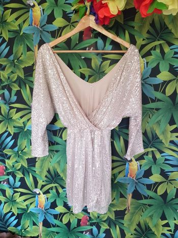 Robe cache coeur sequins