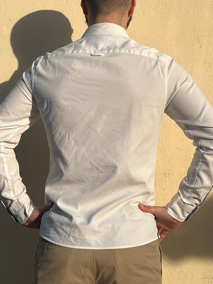 Chemise blanche avec touche de bleu jeans - photo numéro 5
