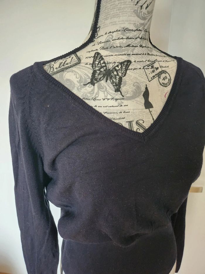 Très Joli pull noir cintrée col V de taille 40 et de marque XT Studio - photo numéro 3