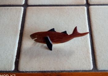 broche en bois