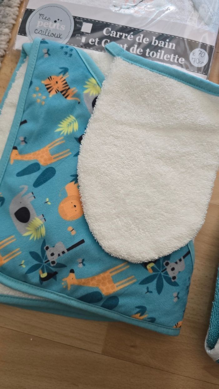NEUFS 🏷😍🤩👌superbe   lot 4  capes de bains et  2 gants de toilettes bébé 🤩😍⚘️⚘️ - photo numéro 4