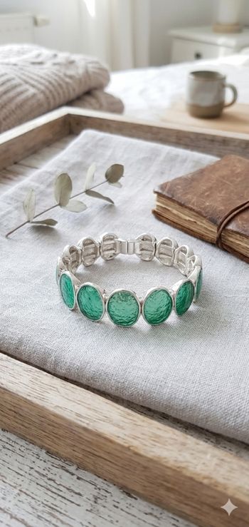 Bracelet Manchette Vintage – Cabochons Vert Émeraude Texturés & Monture Argentée Ciselée