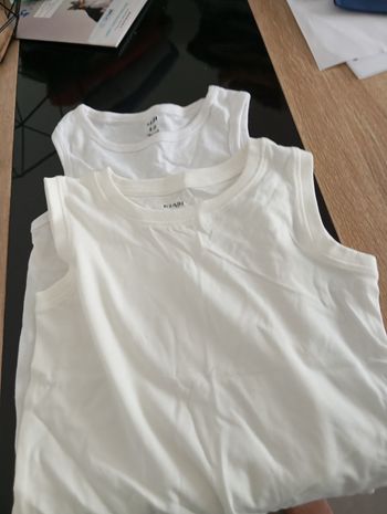 2 débardeurs blanc 4-5 ans