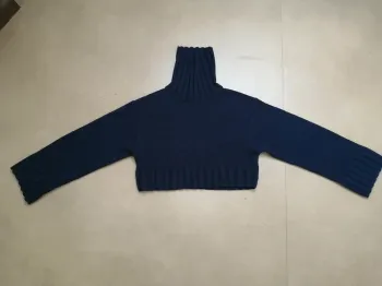 Pull crop top col roulé H et M