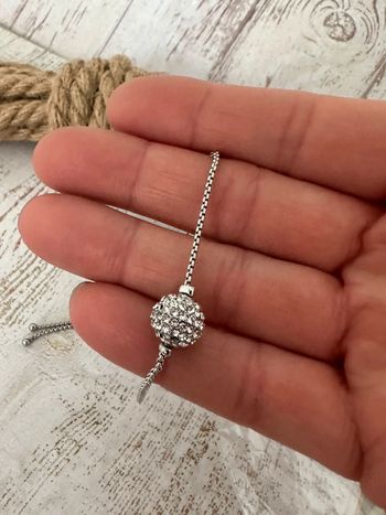 Bracelet coulissant en acier et boules strass