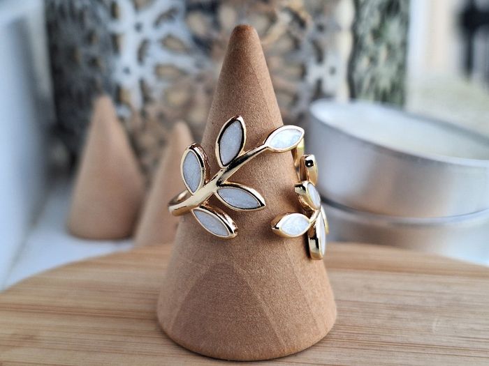 Bague Ouverte réglable en feuille Doré minimaliste, feuille en nacre blanche, feuille de Dainty - photo numéro 2