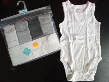 Pochette, lot de 4  bodys débardeur garçon 6 mois, bébé, tex, été mi saison, neuf, étiquette, blanc, gris, motif