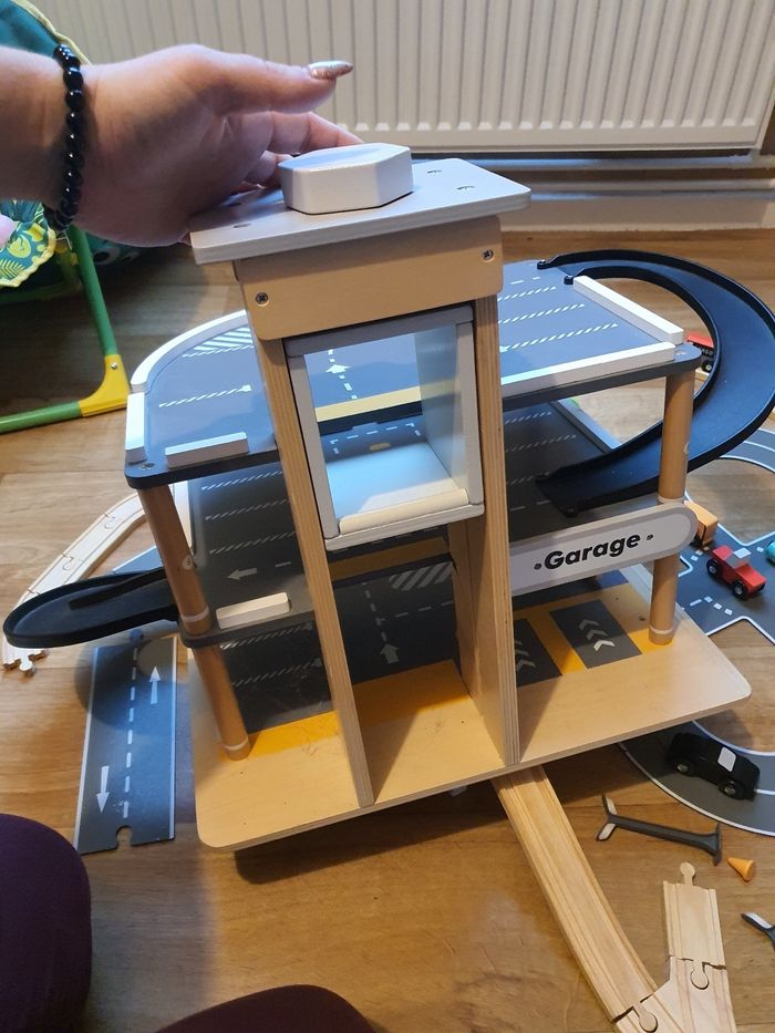 Garage avec circuit voiture et train en bois - photo numéro 8