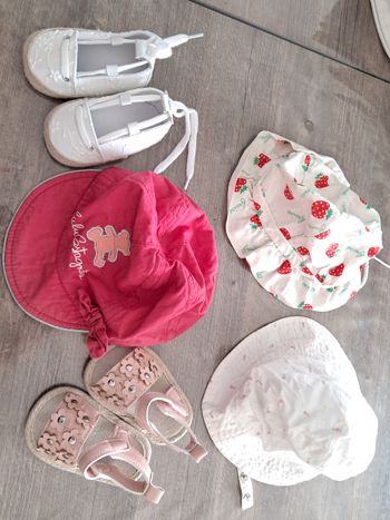 Lot casquettes/chaussures été bébé 0-6 mois