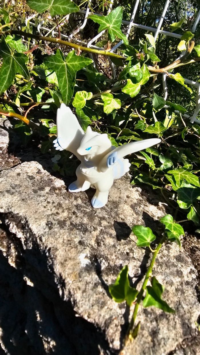 Super figurine Pokemon Nintendo Reshiram