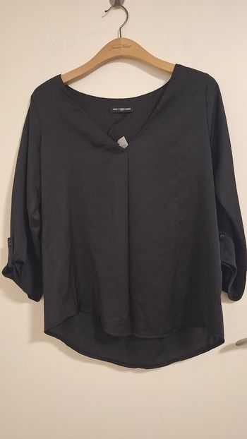 Blouse noire Rue des Abesses– Élégance minimaliste & coupe fluide