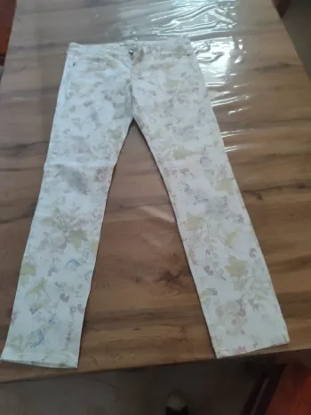 Jeans droit Zara blanc Taille 38. L'incontournable de l'été !