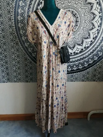 Robe longue beige avec motifs et tresse col v / ema blue's / (S-M-L moulant)