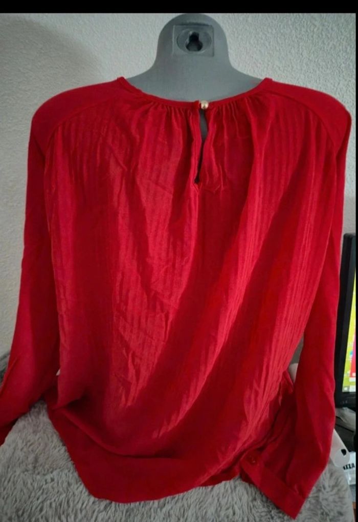 Blouse rouge en excellent état. Taille unique - photo numéro 2
