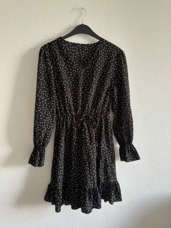 Robe noire à pois blanche