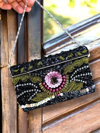 Pochette entièrement perlée
