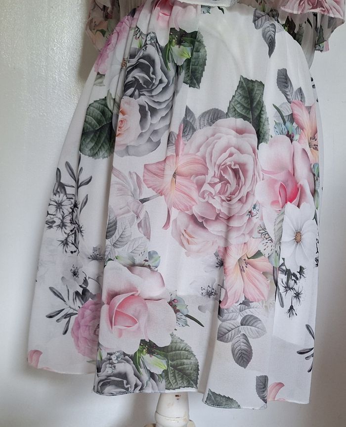 Superbe robe blanche à grosses fleurs en voile - photo numéro 3