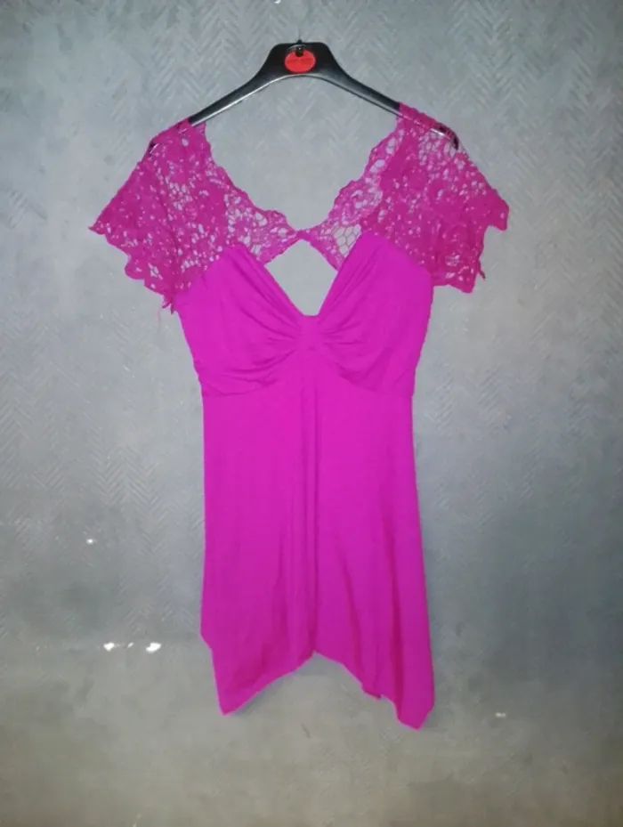 Tunique rose en dentelle