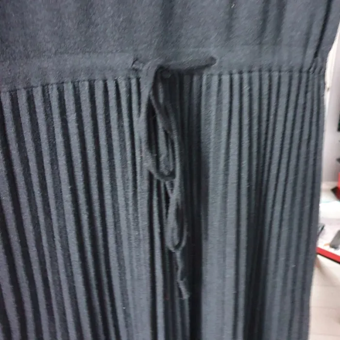 Mignonne robe noire assez epaisse. - photo numéro 4