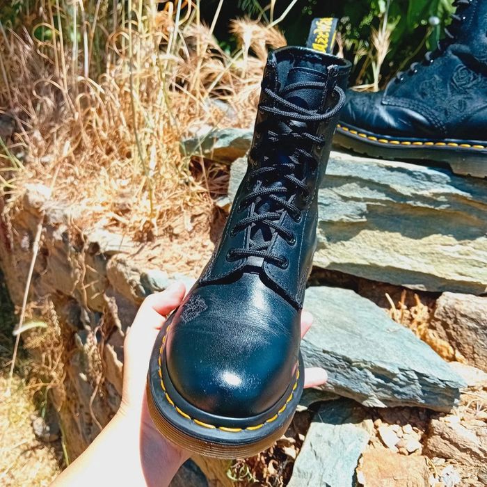 Dr. Martens Vonda Mono Black roses noires brodées 38 - photo numéro 3