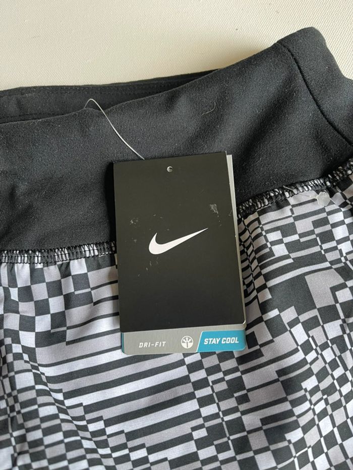 Short neuf & étiquetté Nike running Dri Fit motif damier psychédélique - photo numéro 4