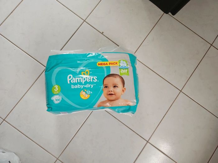 Paquet de 100 couches Pampers taille 3 Neuf