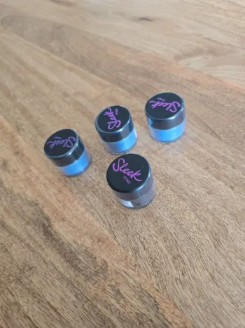 Lot 4 eye dust Sleek